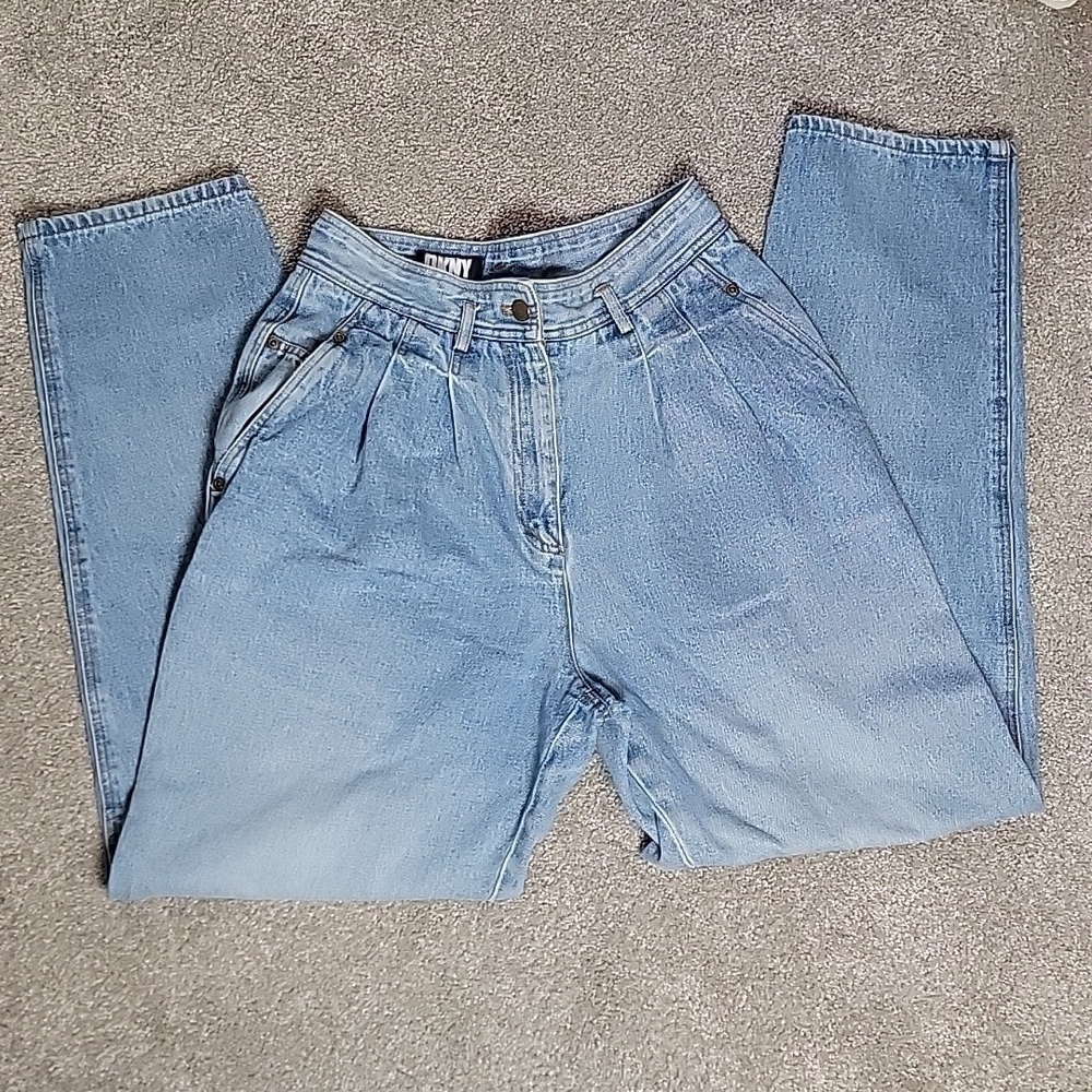 Vintage DKNY lightwash pleated mom jean